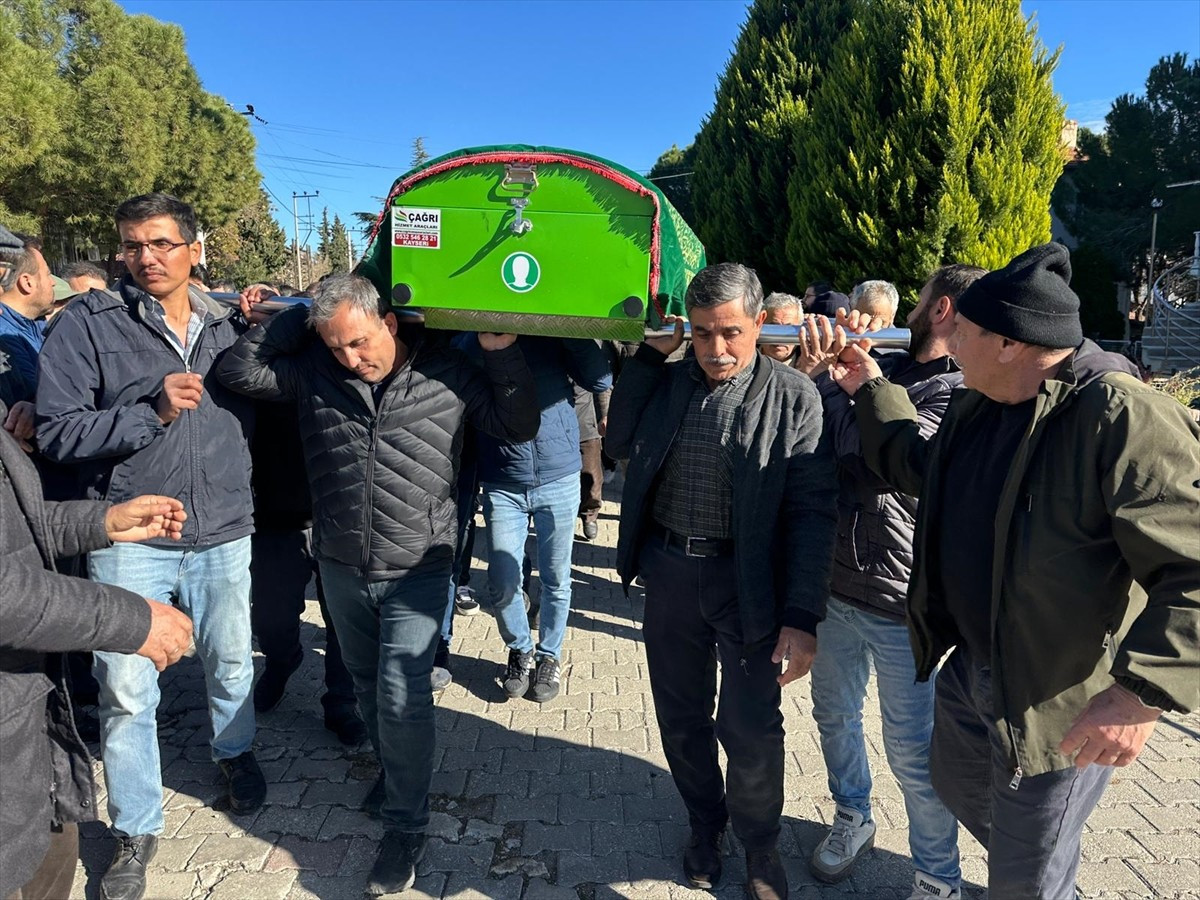 Uşak’ın Eşme ilçesinde yolun karşısına geçmeye çalıştıkları sırada otomobilin çarpması sonucu...