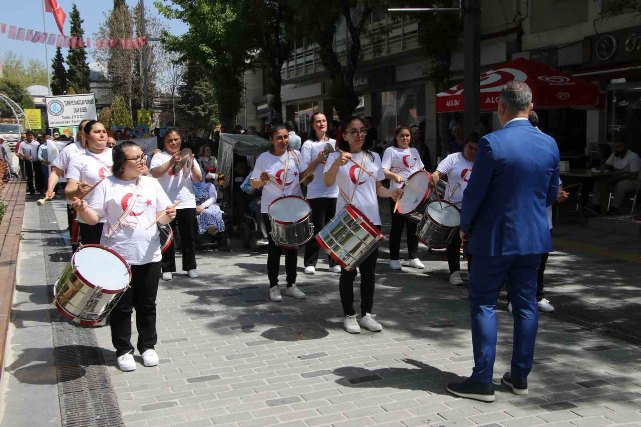 UŞAK’TA 10-16 MAYIS DÜNYA ENGELLİLER HAFTASI NEDENİYLE FARKINDALIK YÜRÜYÜŞÜ...