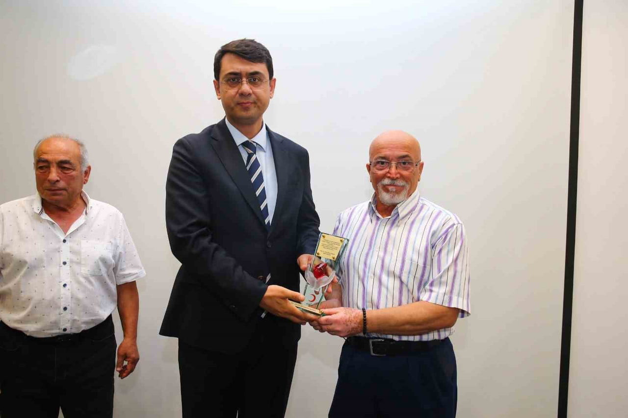 UŞAK’TA DÜZENLENEN PROGRAMDA, 45 KEZ VE ÜZERİNDE KAN BAĞIŞINDA BULUNAN 20 GÖNÜLLÜ BAĞIŞÇIYA PLAKET...