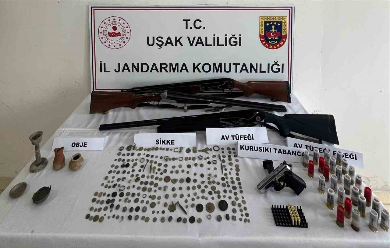 UŞAK’TA JANDARMA EKİPLERİNCE DÜZENLENEN OPERASYONDA ÇOK SAYIDA SİKKE VE TARİHİ OBJE ELE...