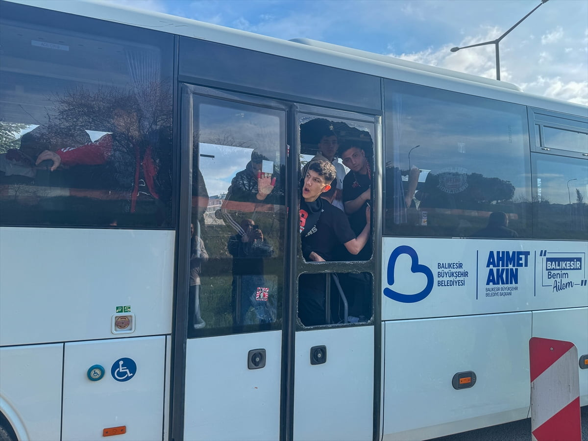Uşak’ta, Nev Sağlık Grubu Balıkesirspor taraftarlarını taşıyan otobüse yönelik taşlı saldırıya...