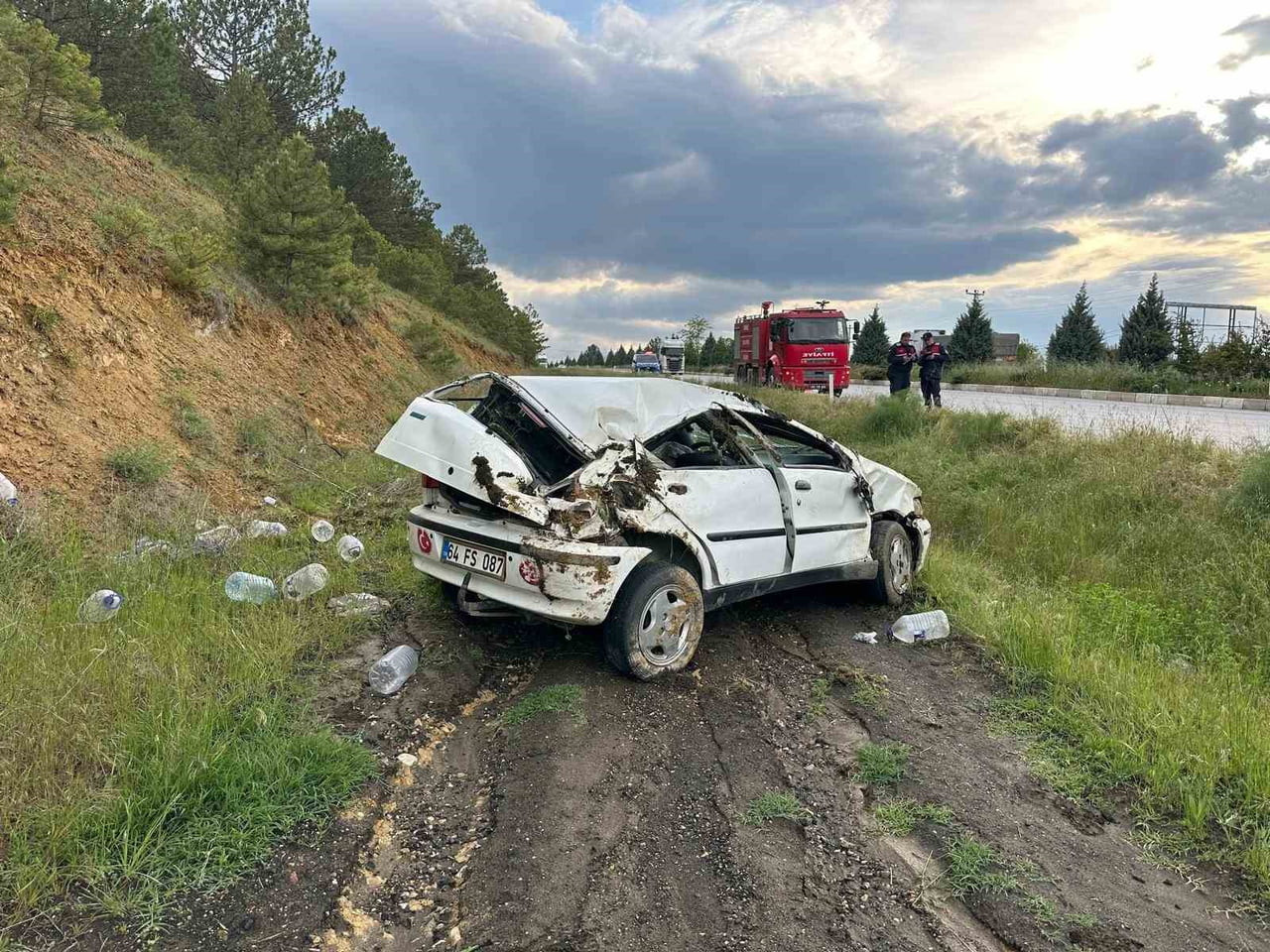 UŞAK’TA OTOMOBİLİN ŞARAMPOLE DEVRİLMESİ SONUCU 3 KİŞİ YARALANDI.