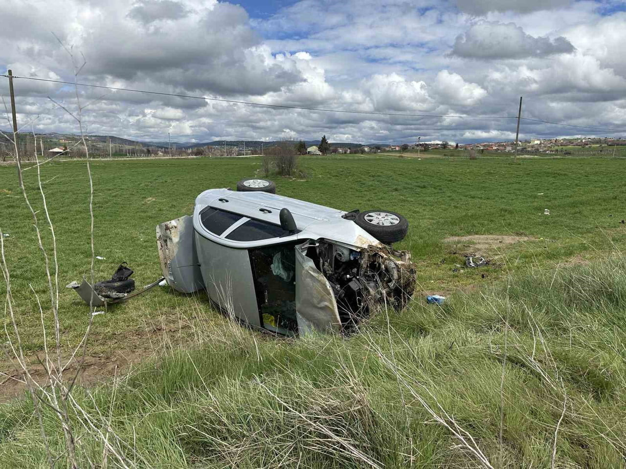 UŞAK’TA OTOMOBİLİN TARLAYA DEVRİLMESİ SONUCU AYNI AİLEDEN 4 KİŞİ YARALANARAK HASTANEYE...