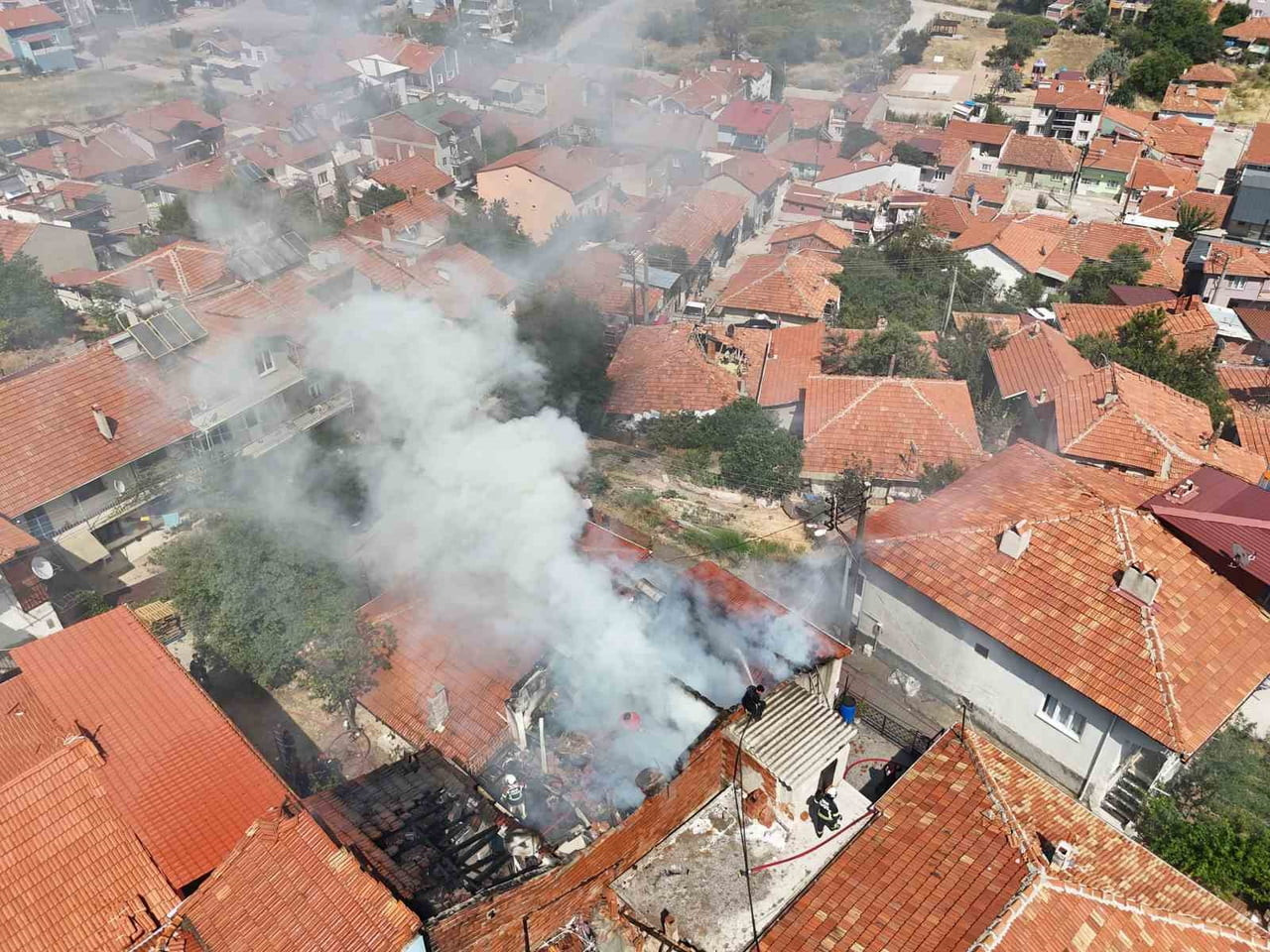 UŞAK’TA TEK KATLI BİR EVDE ÇIKAN YANGIN, İTFAİYE EKİPLERİNİN MÜDAHALESİYLE ÇEVREDEKİ EVLERE...