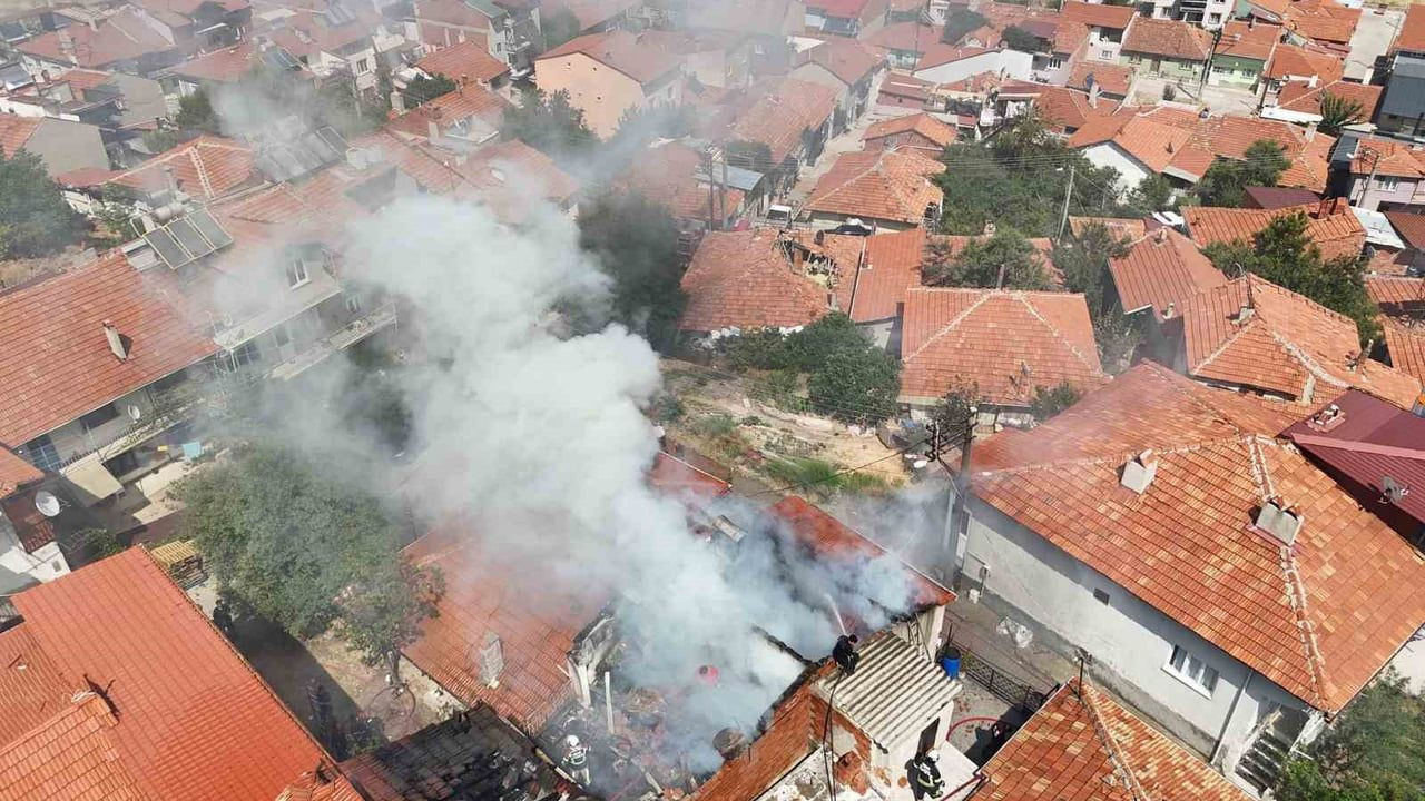 Uşak'ta tek katlı evde yangın meydana geldi