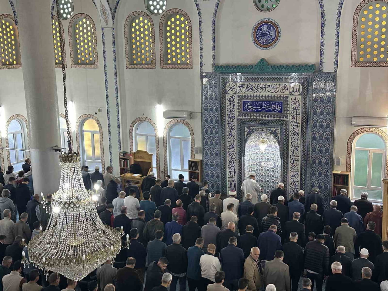 UŞAK’TA VATANDAŞLAR, SABAH SAATLERİNDE CAMİLERE AKIN EDEREK KURBAN BAYRAMI NAMAZINI HUŞU İÇİNDE...