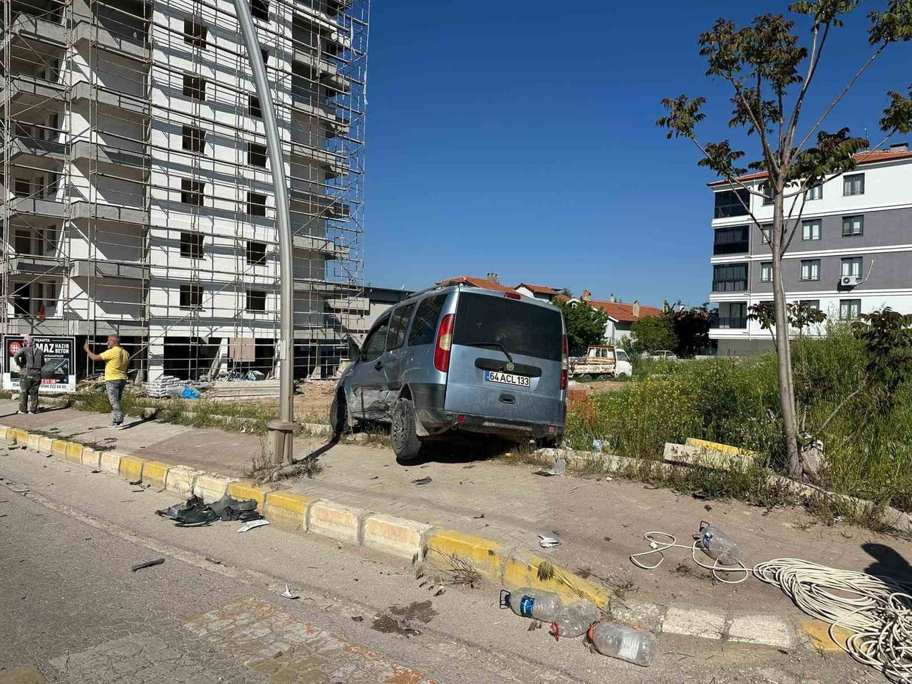 UŞAK’TA YABANCI PLAKALI BİR OTOMOBİLİN PARK HALİNDEKİ HAFİF TİCARİ ARACA ÇARPMASI SONUCU MEYDANA...