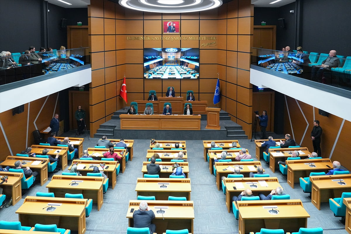 Üsküdar Belediye Meclisinde, belediye başkanına bütçenin yüzde 10'una kadar borçlanma yetkisi...