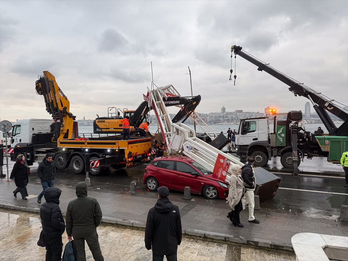 Üsküdar Harem Sahil Yolu, kaza nedeniyle çift yönlü olarak trafiğe kapandı.