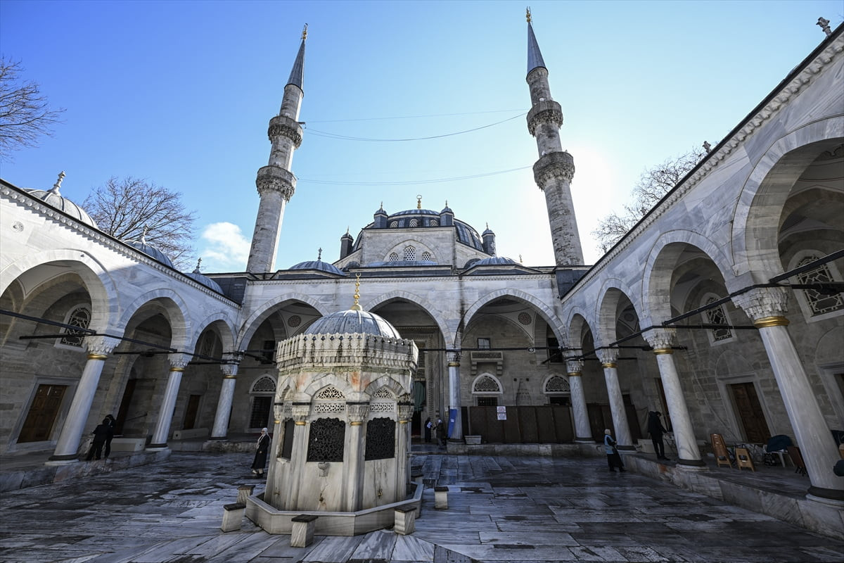 Üsküdar İskele Meydanı'nın silüetini süsleyen Yeni Valide Camisi (Valide-i Cedid Camisi), klasik...