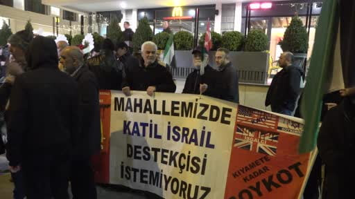 Üsküdar'da 171 günlük direnişe rağmen McDonald's açıldı: Mahalle sakinlerinden belediye önünde...