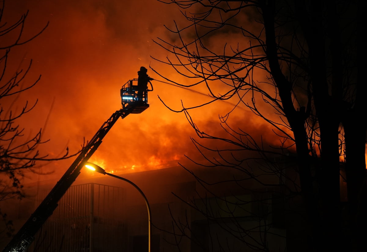 Üsküdar'da 7 katlı metruk binada çıkan yangın, itfaiye ekiplerinin müdahalesiyle...