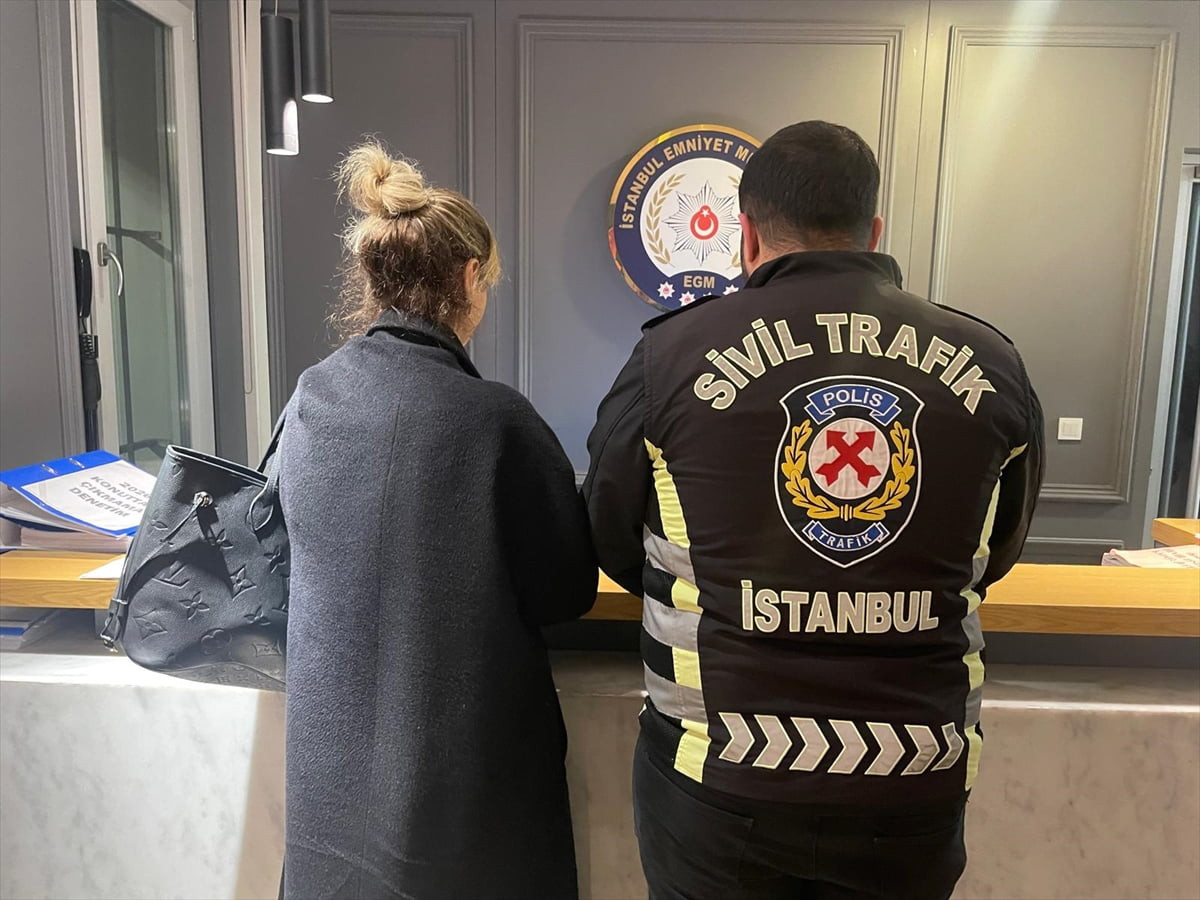 Üsküdar'da aracından inerek trafikte tartıştığı kişinin yolunu kesen otomobilin sürücüsüne 14 bin...
