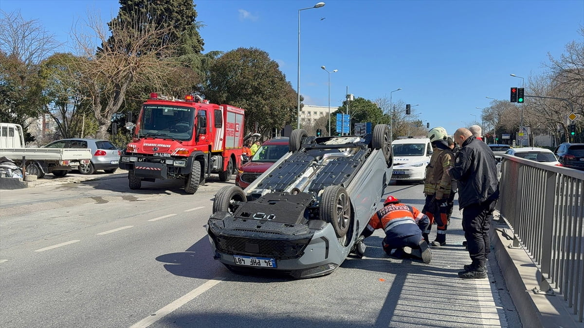 Üsküdar'da bariyere çarparak ters dönen otomobilin sürücüsü yaralanırken, kaza anı güvenlik...