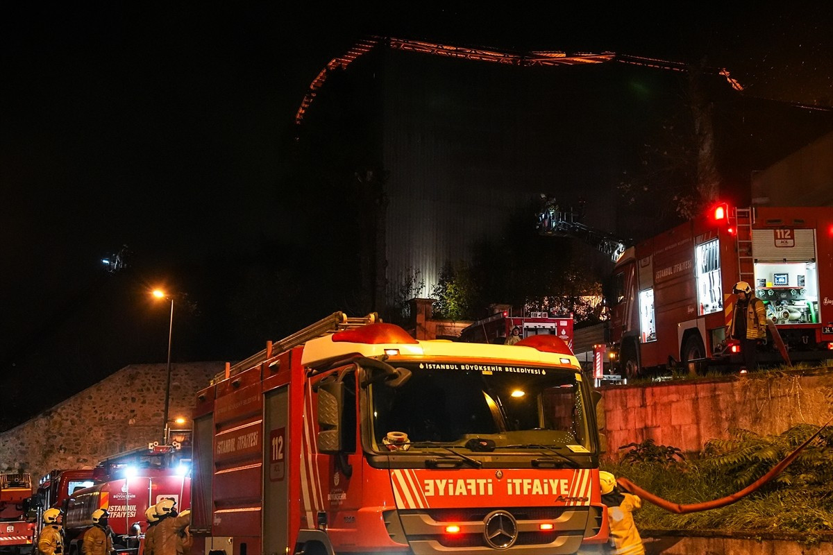 Üsküdar'da bir metruk binada çıkan yangına itfaiye ekiplerince müdahale ediliyor. Kısıklı...