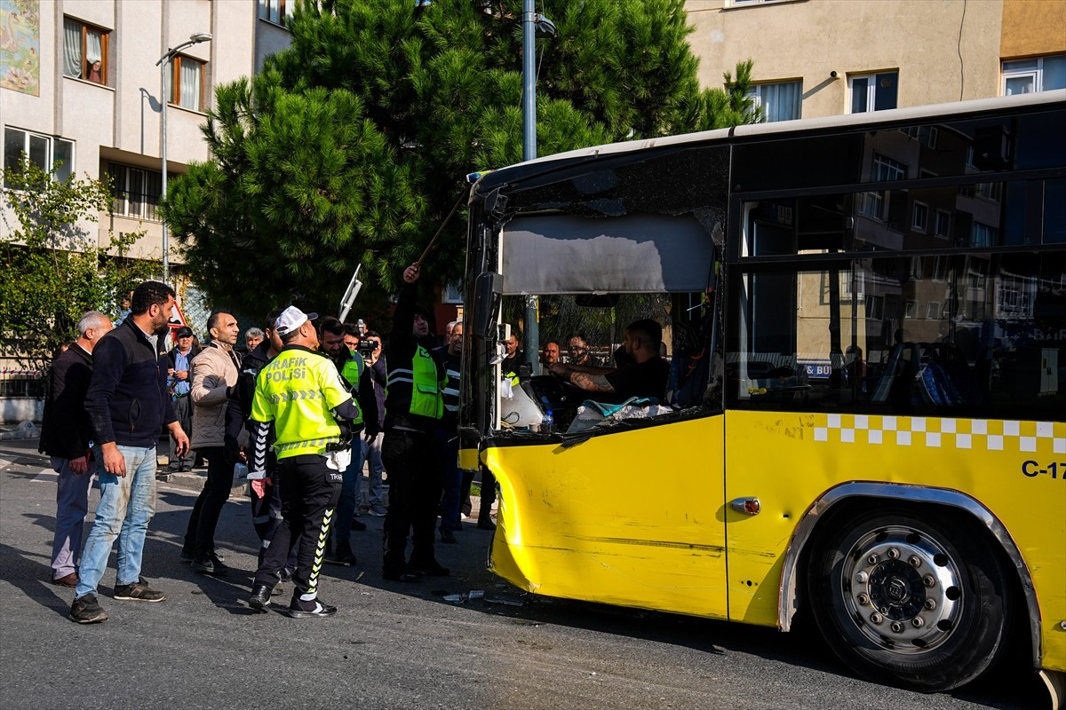 Üsküdar'da henüz bilinmeyen sebeple kontrolden çıkan İETT otobüsü, 5 katlı binanın giriş katında...
