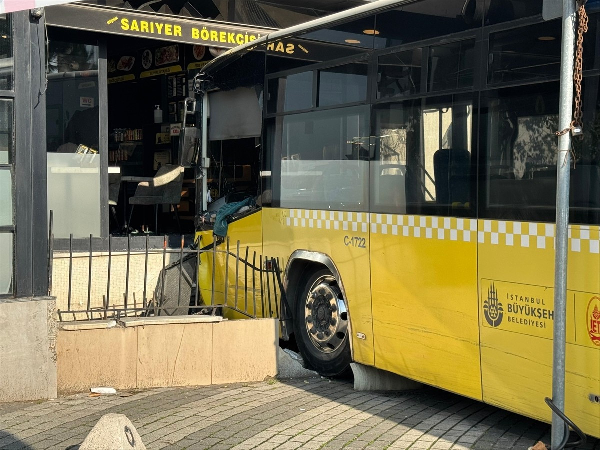 Üsküdar'da henüz bilinmeyen sebeple kontrolden çıkan İETT otobüsü, 5 katlı binanın giriş katında...