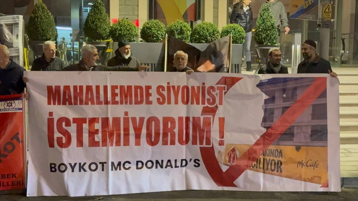 Üsküdar'da mahalle sakinlerinin, Bahçelievler Mahallesi Kaldırım Caddesi'nde şube açmayı planlayan...