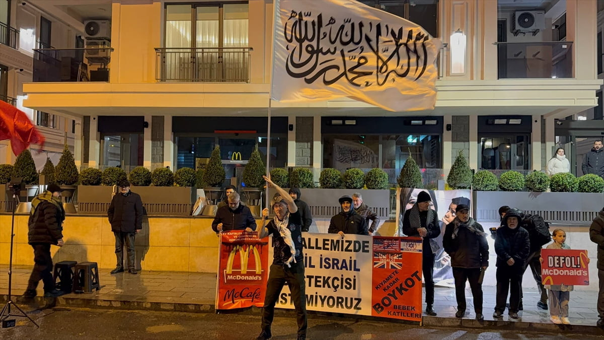 Üsküdar'da mahalle sakinlerinin şube açmayı planlayan McDonald's'a yönelik protestosu 130. gününde...