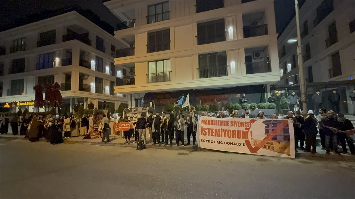 Üsküdar'da mahalle sakinlerinin şube açmayı planlayan McDonald's'ı protestosu sürüyor....