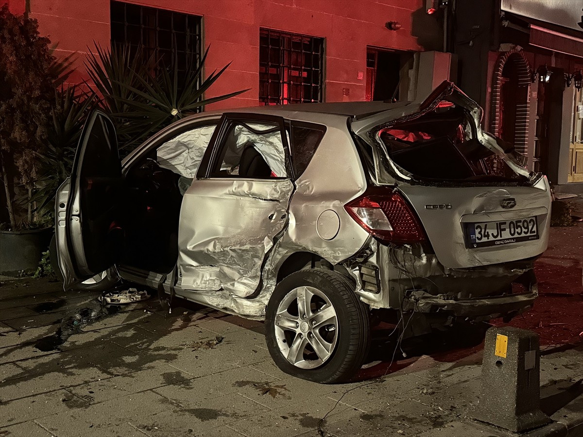 Üsküdar'da otomobilin park halindeki araca çarpması sonucu 1'i ağır 2 kişi yaralandı.