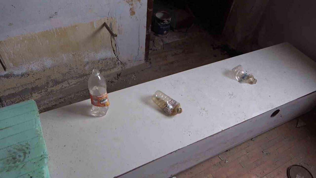 ÜSKÜDAR’DA ATIL BİNADAKİ UYUŞTURUCU KULLANIMI MAHALLE SAKİNLERİNİ TEDİRGİN EDİYOR