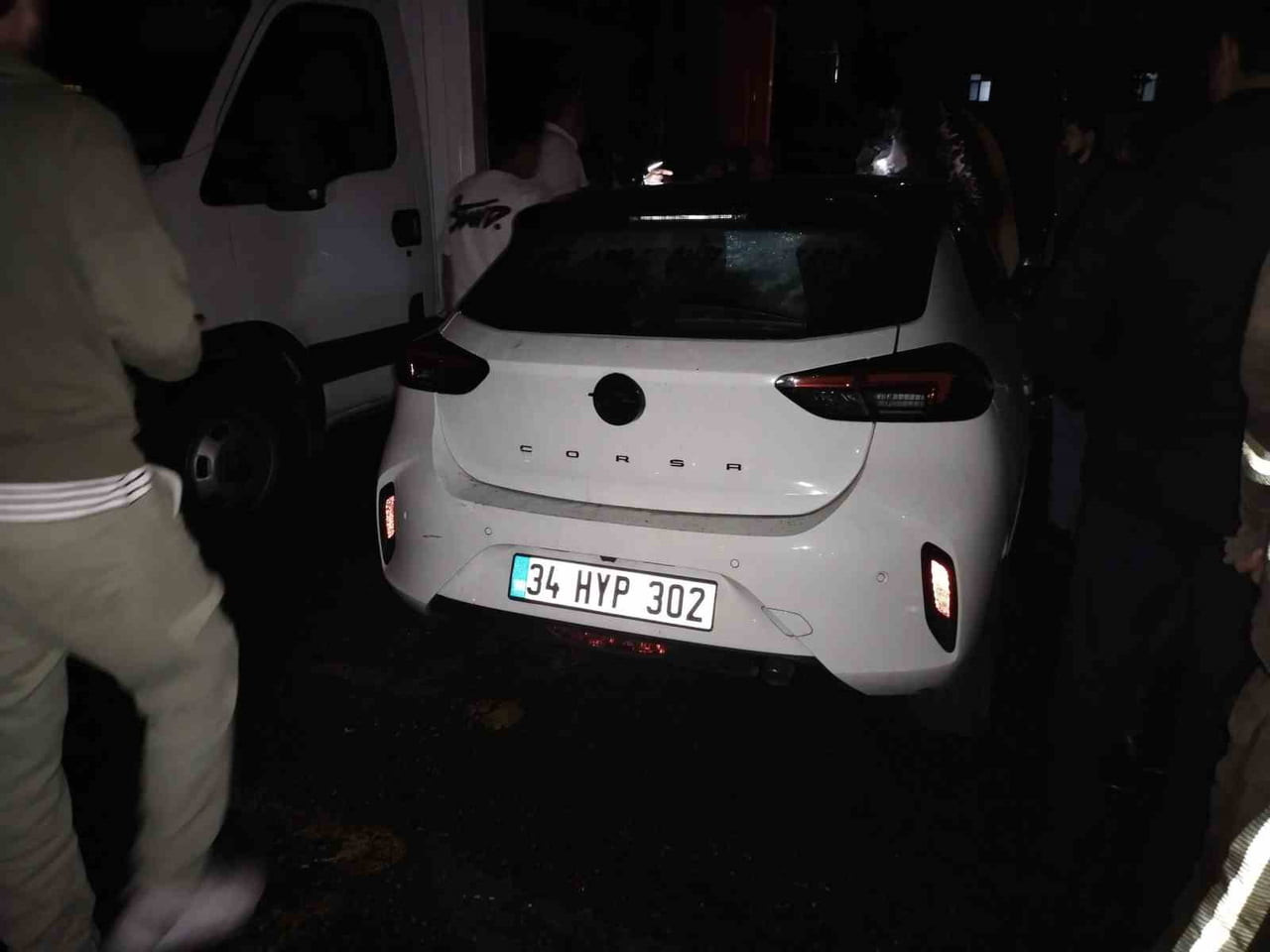 ÜSKÜDAR’DA PARK HALİNDEKİ BİR OTOMOBİLDE BULUNAN YANGIN İKİ ARACA SIÇRADI. İTFAİYE EKİPLERİNİN...