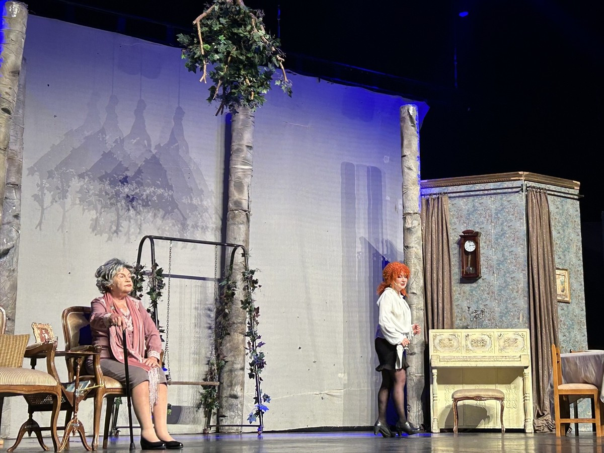 Usta oyuncu Nevra Serezli, 11 yıl aradan sonra İspanyol yazar Alejandro Casona'nın klasik eseriyle...