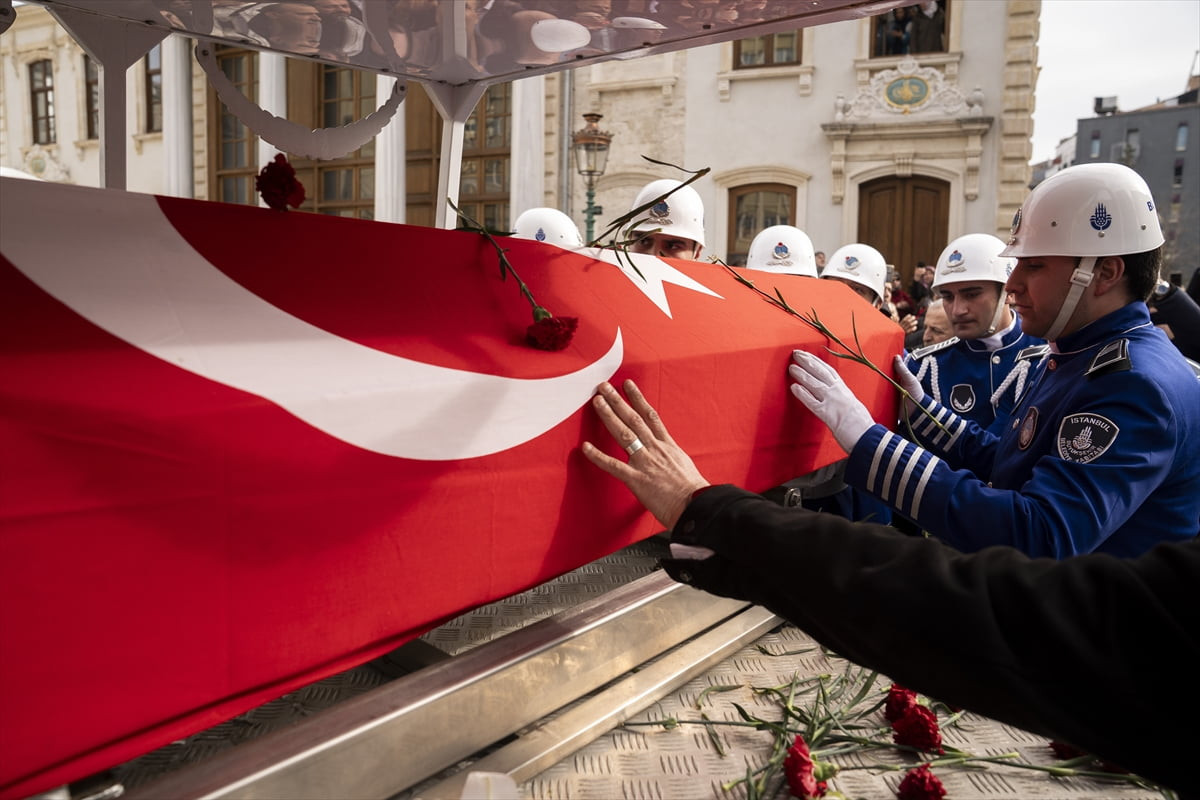 Usta oyuncu, yönetmen, eğitmen ve oyun yazarı Haldun Dormen, Harbiye Muhsin Ertuğrul Sahnesi'nde...