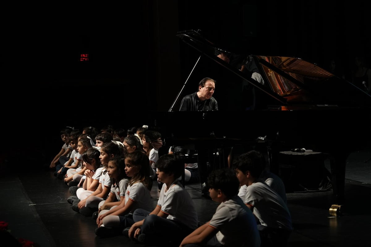 Usta şair Nazım Hikmet, doğumunun 124. yılında Kadıköy Belediyesinin ev sahipliğinde Caddebostan...
