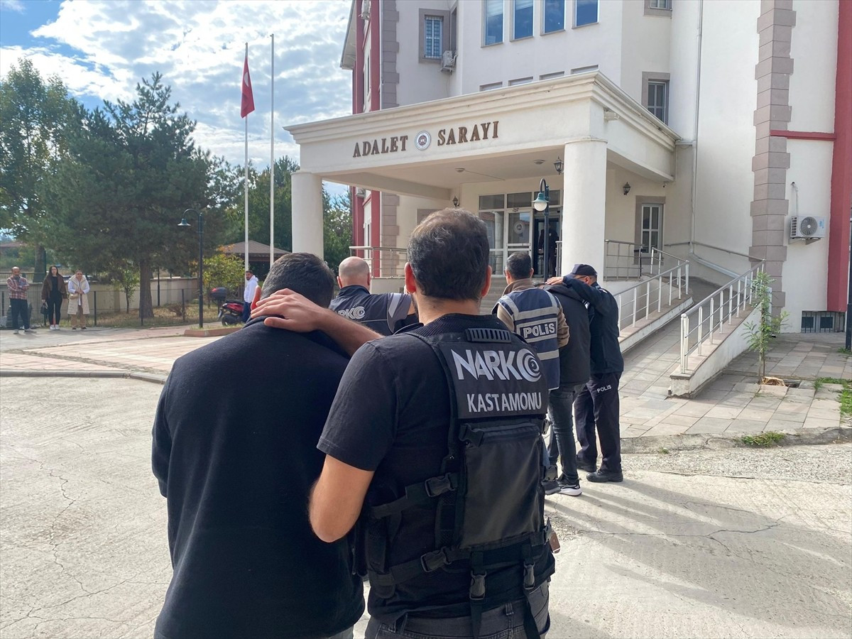 Uyuşturucu kaçakçılığı iddiasıyla İstanbul'da yakalanıp Kastamonu'ya getirilen 3 şüpheli...