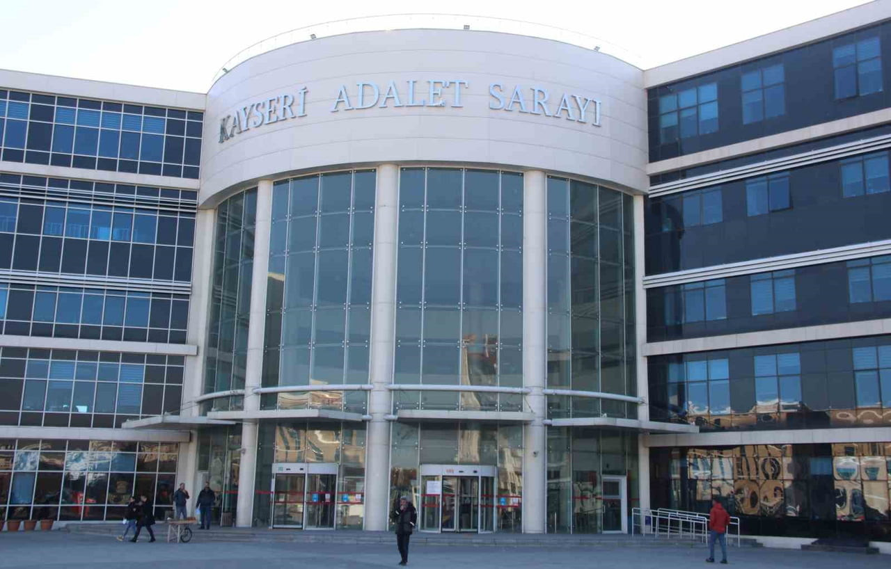 UYUŞTURUCU TİCARETİ YAPTIĞI İDDİASIYLA HAKİM KARŞISINA ÇIKAN SANIK, 15 YIL 7 AY HAPİS CEZASI...