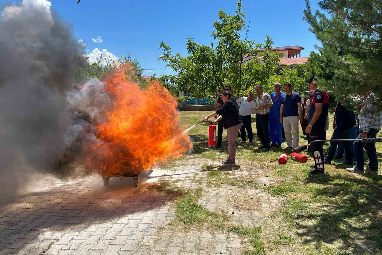 ÜZÜMLÜ DEVLET HASTANESİ PERSONELİNE UYGULAMALI YANGIN EĞİTİMİ