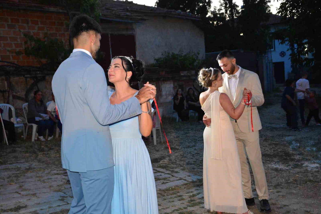 UZUN YILLARDIR ALMANYA’DA YAŞAYAN İKİZ ERKEK KARDEŞLER EVLENMEK ÜZERE KENDİ MEMLEKETLERİNDE NİŞAN...