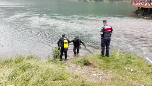 Uzungöl'e düşen çantayı kurtarmak için suya atlayan 2 Arap turistten 1'i kurtuldu, birisi...