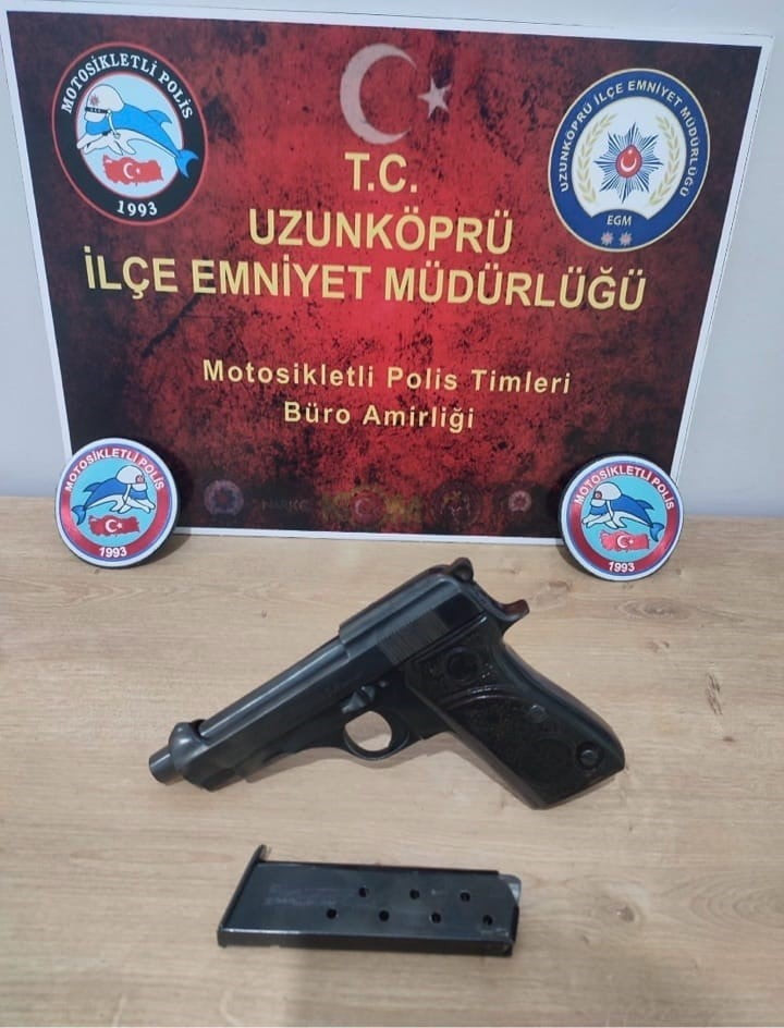 UZUNKÖPRÜ'DE ARAÇTA BULUNAN S.Ç. İSİMLİ ŞAHSIN YAPILAN KABA ÜST ARAMASINDA, 1 ADET RUHSATSIZ 9...