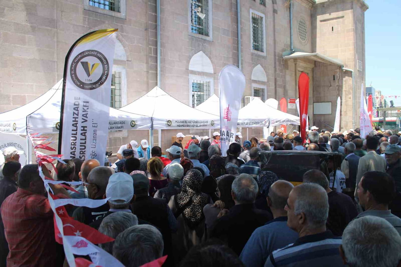 VAKIFLAR GENEL MÜDÜRLÜĞÜ ÖNCÜLÜĞÜNDE NASRULLAHZADE VAKFI TARAFINDAN 40 BİN KİŞİLİK AŞURE...