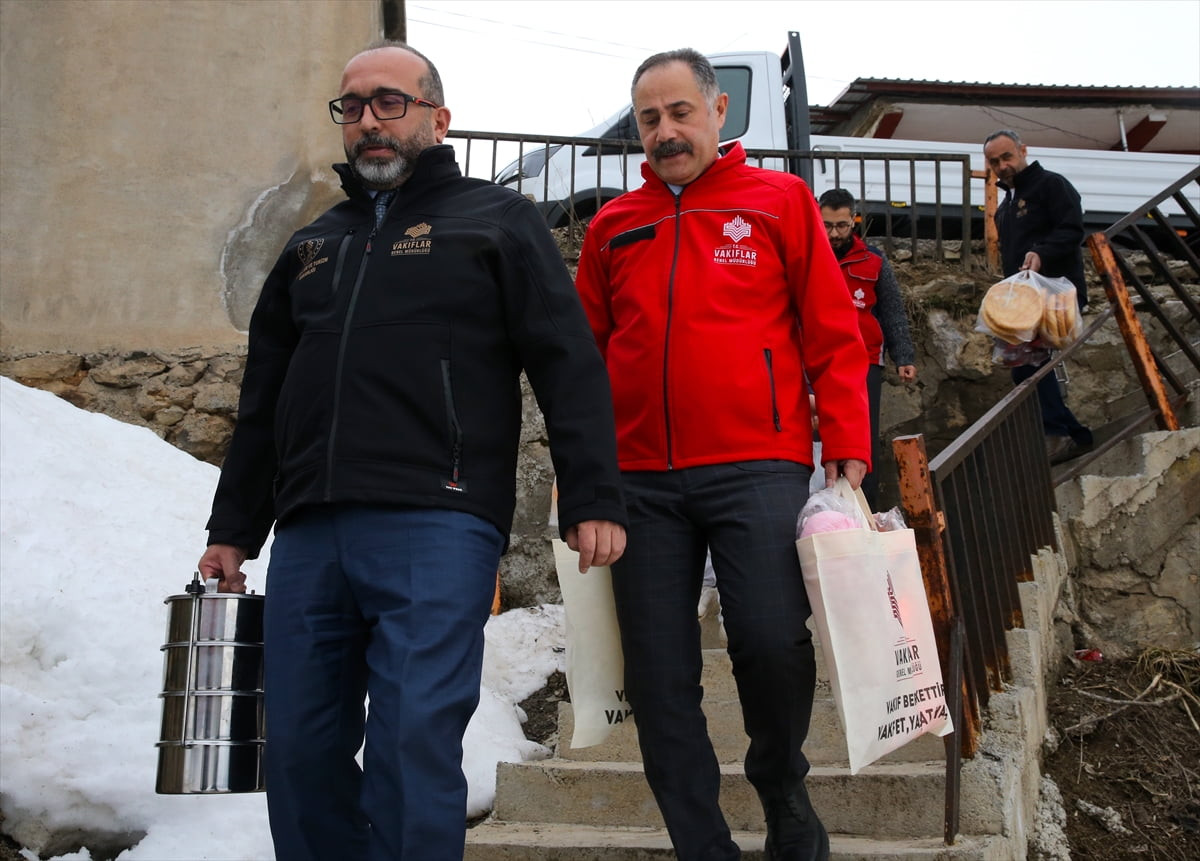 Vakıflar Genel Müdürlüğünün geleneksel iftar programı kapsamında ülke genelinde kurulan 150'den...