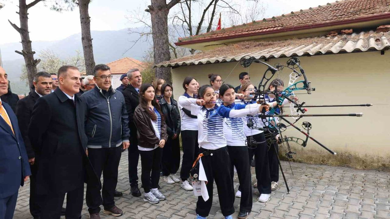 Vali Akbıyık, Okçuluk Takımını Ziyaret Etti