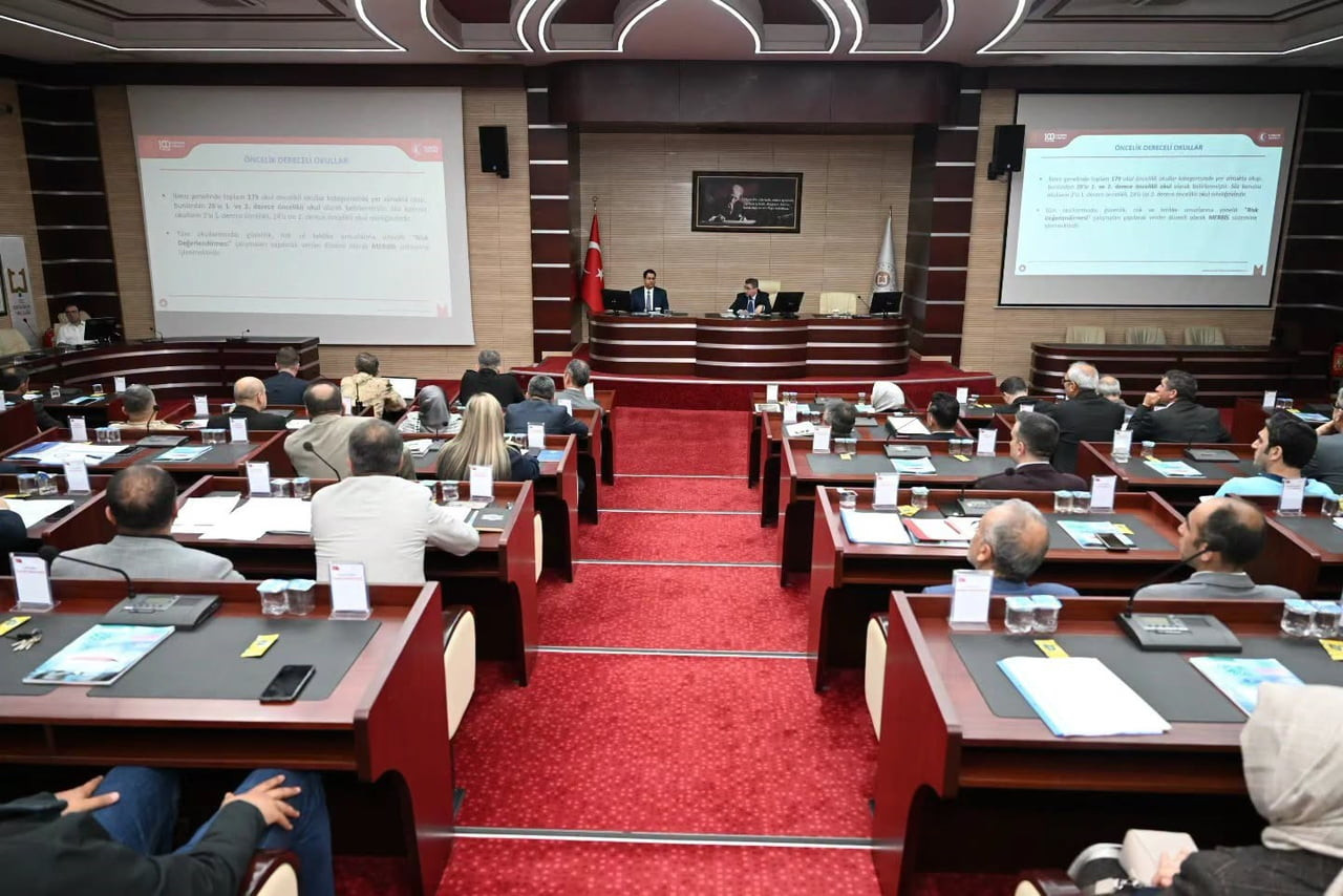 VALİ AYDIN BARUŞ BAŞKANLIĞINDA GERÇEKLEŞTİRİLEN OKUL VE ÇEVRESİ GÜVENLİK TEDBİRLERİ İL...