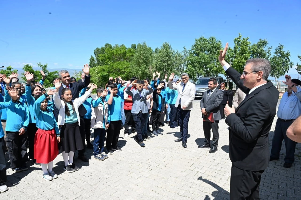 VALİ AYDIN BARUŞ, TUZCU MİMAR SİNAN İLKOKULU VE ORTAOKULUNDA DÜZENLENEN KARNE DAĞITIM TÖRENİNE...