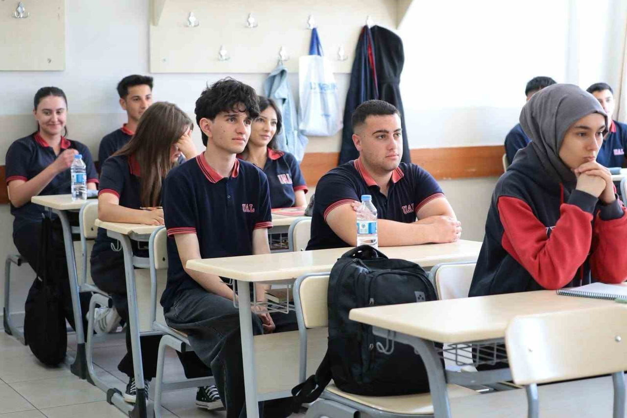 VALİ AYDOĞDU, ULALAR ANADOLU LİSESİ'NDE ÖĞRENCİ VE ÖĞRETMENLERLE BULUŞTU