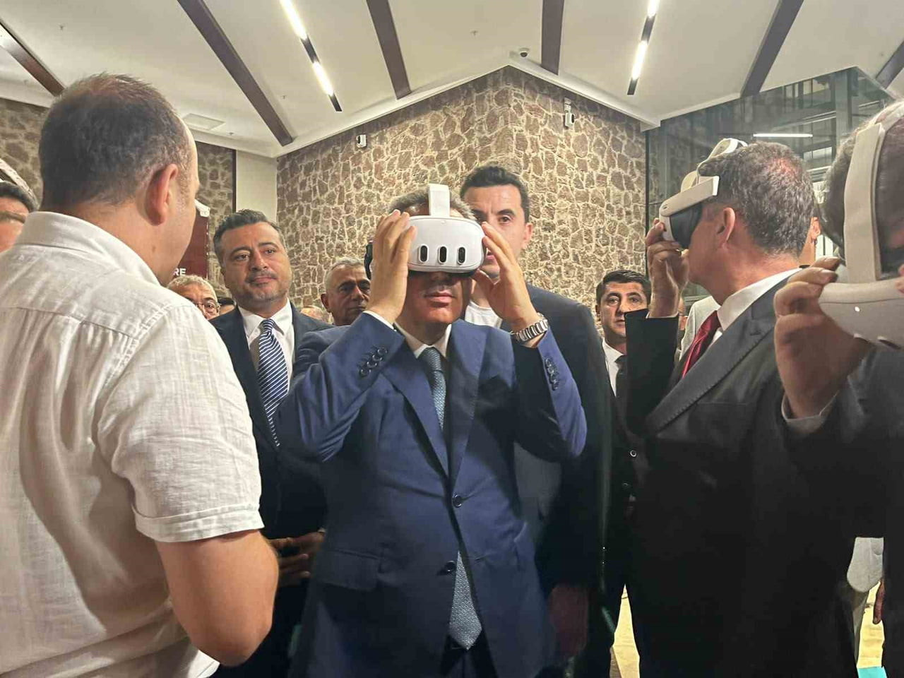 VALİ ELBAN VE BERABERİNDEKİ HEYET SERGİYİ GEZEREK, SANAL GERÇEKLİK (VR) GÖZLÜKLERİYLE HAZIRLANAN...