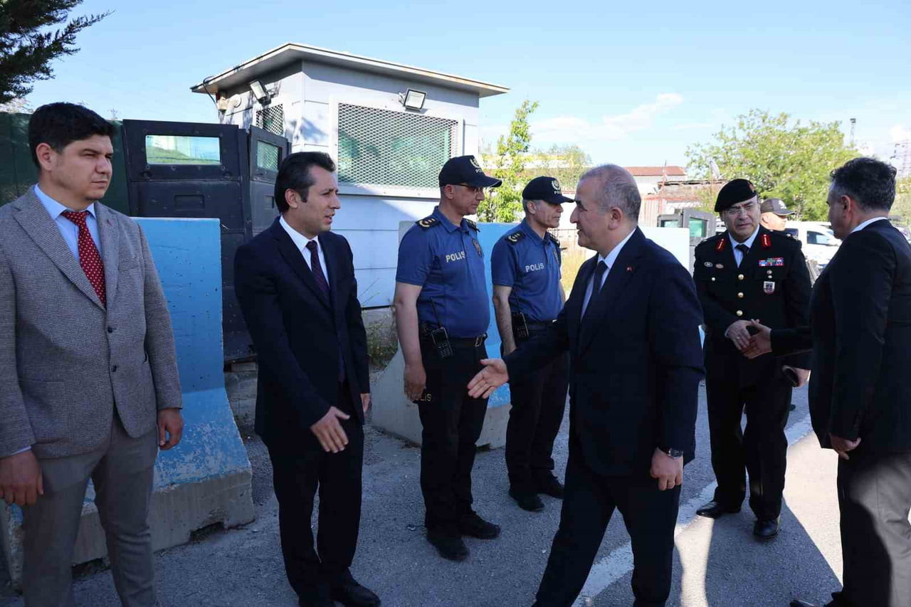 VALİ HATİPOĞLU'NUN POLİS MEMURLARIYLA BAYRAMLAŞMASI