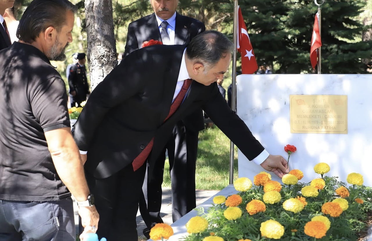 VALİ HÜSEYİN ÇAKIRTAŞ TARAFINDAN ŞEHİT KABİRLERİNE KARANFİL BIRAKILDI.