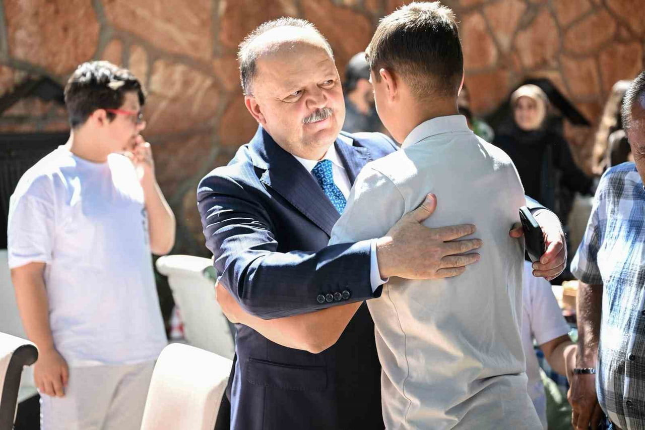 VALİ MEFTUN DALLI DA (ORTADAKİ) ÇOCUKLARIN AİLE ORTAMINDA BÜYÜMESİNİN ÇOK KIYMETLİ OLDUĞUNU...