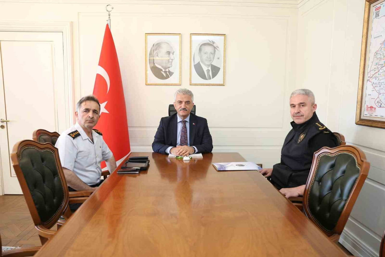 VALİ MEHMET MAKAS'IN(ORTADA), İL JANDARMA KOMUTANI KIDEMLİ ALBAY MUSTAFA TETİK, EMNİYET MÜDÜRÜ...