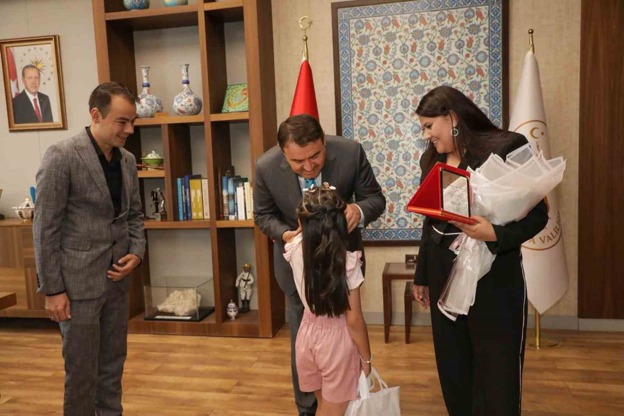 VALİ MUSA IŞIN, KORUYUCU AİLELER VE ÇOCUKLARINI VALİLİKTE AĞIRLADI