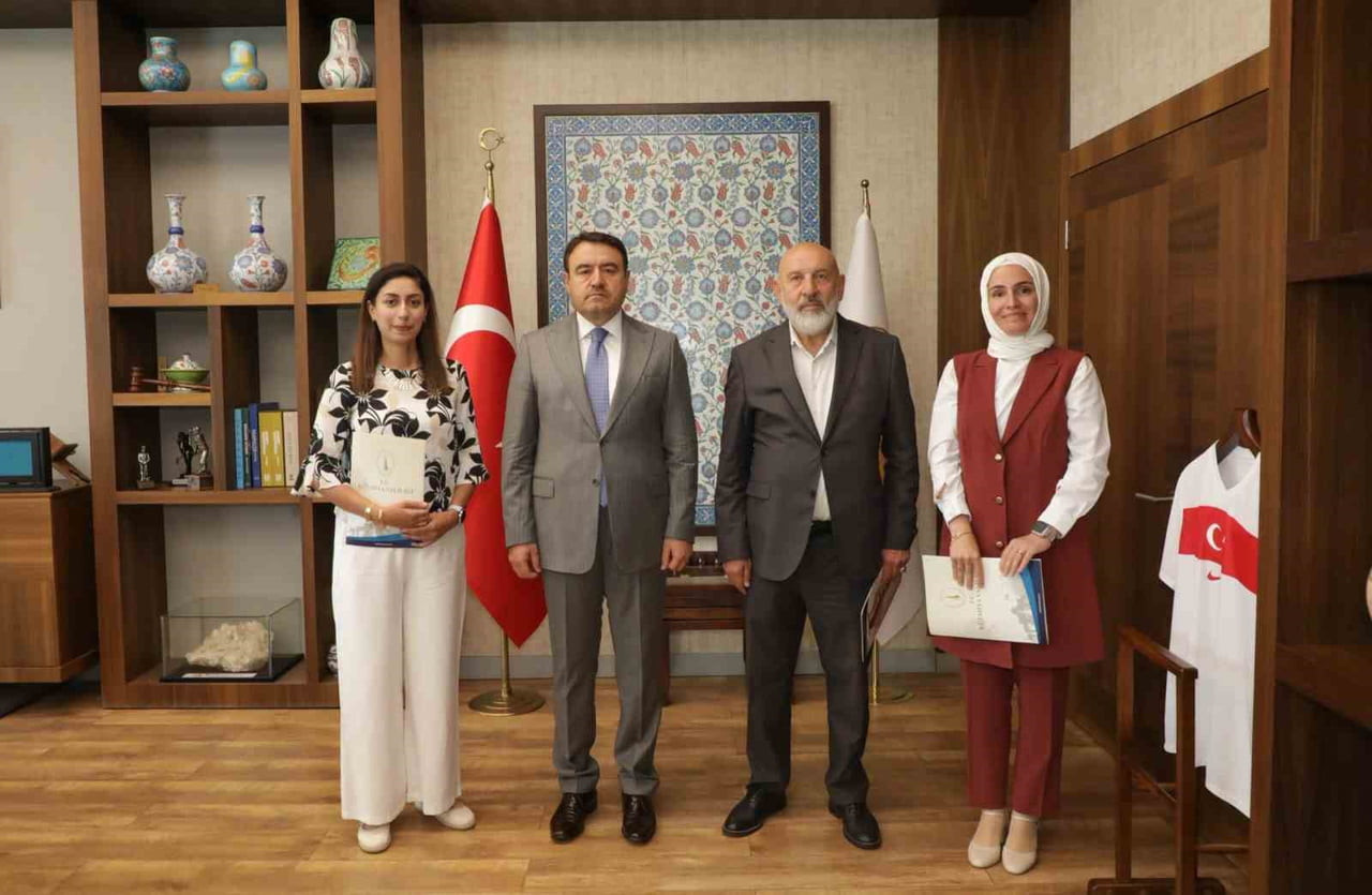 VALİ MUSA IŞIN’DAN ULU CAMİİ’NİN DİJİTAL REHBER SİSTEMİNİ HAZIRLAYAN EĞİTİMCİLERE...