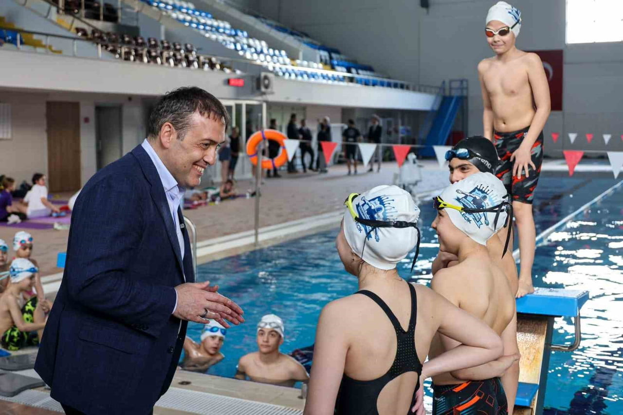 VALİ SÖZER KAPALI YÜZME HAVUZUNDA SPORCULARLA BİR ARAYA GELDİ